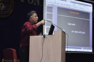 Mansoor during the talk on his book The Third Curve